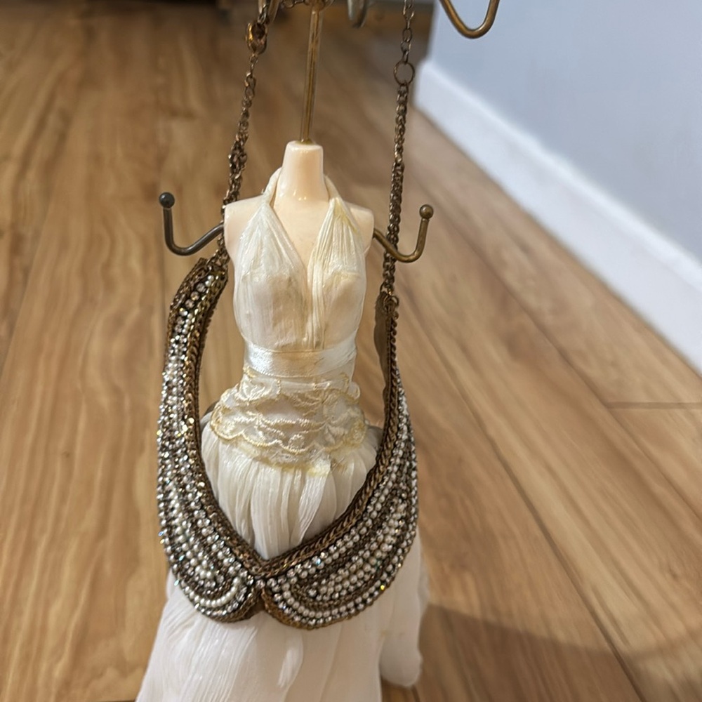 Collar necklace